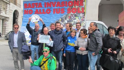 Matteo Salvini (K-way marine au milieu) et ses partisans de la Ligue du Nord, devant un panneau "stop &agrave; l'invasion, non au droit du sol", &agrave; Trieste, le 13 mai 2014. (SALOME LEGRAND / FRANCETV INFO)