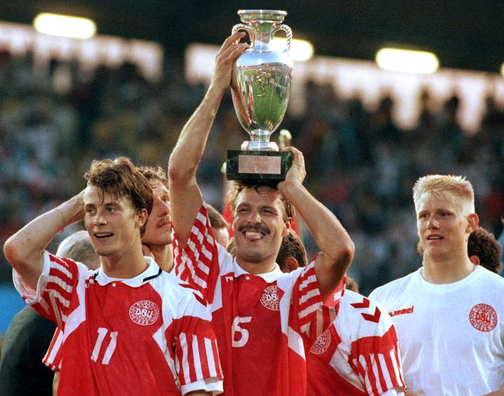 Kim Christofle (trophée en mains) et les Danois fêtent leur succès inattendu à l'Euro, le 26 juin 1992 à Göteborg. (BERND WEISSBROD / DPA)