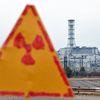 Un panneau de radioactivité à l'extérieur du quatrième réacteur nucléaire de l'ancienne centrale nucléaire de Tchernobyl, en Ukraine, le 4 avril 2011.&nbsp; (SERGEI SUPINSKY / AFP)