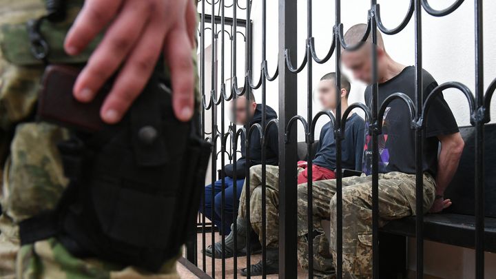 Trois combattants étrangers attendent leur procès dans la république séparatiste de Donetsk (est de l'Ukraine), le 9 juin 2022. (KONSTANTIN MIHALCHEVSKIY / SPOUTNIK VIA AFP)