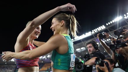 Une victoire en duo pour les deux perchistes, Katie Moon et Nina Kennedy. L'Américaine de 32 ans et l'Australienne de 26 ans se sont entendues pour se partager l'or après leur saut à 4,90 m, le 24 août 2023. (LI MING / AFP)