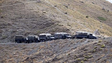 &nbsp; (Des véhicules militaires algériens dans la zone où Hervé Gourdel a été kidnappé © Reuters-Louafi Larbi)