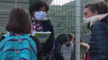 Les habitants des Alpes-Maritimes tentent de retrouver un quotidien normal après le passage dramatique de la tempête Alex, le week-end du 3 et 4 octobre. Les enfants, notamment, ont repris le chemin de l’école, rapporte France 2, jeudi 8 octobre. (FRANCE 2)