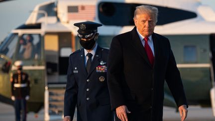 Le président américain Donald Trump monte à bord d'Air Force One &nbsp;qui l'attend à&nbsp;la base commune Andrews dans le Maryland, le 23 décembre 2020. (SAUL LOEB / AFP)