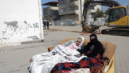 À Gaziantep, les Turques attendent l'autorisation des experts en bâtiment avant de regagner leurs logements. (ZEIN AL RIFAI / AFP)