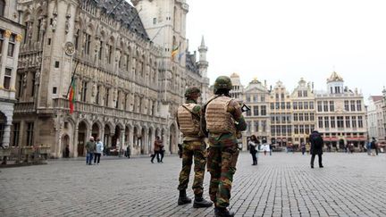  (La Grand Place de Bruxelles sous haute surveillance après les attentats qui ont fait mardi au moins 31 morts et 316 blessés à l'aéroport de Zaventem et dans le métro bruxellois © REUTERS/Charles Platiau)