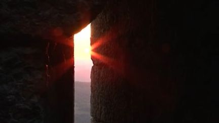 Le soleil offre un spectacle à Montségur pour le solstice d'été