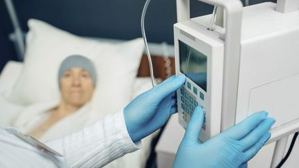 Une chimiothérapie pratiquée dans un hôpital.&nbsp; (PEAKSTOCK / SCIENCE PHOTO LIBRAR / LDA / AFP)