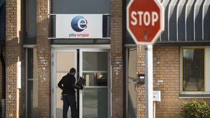 Un homme p&eacute;n&egrave;tre dans une agence P&ocirc;le emploi le 28 avril 2015, &agrave; Lille. (PHILIPPE HUGUEN / AFP)