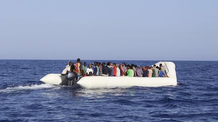 Selon la Croix-Rouge, les départs en bateau de la Libye reprennent depuis que le beau temps est revenu. (Photo d'archive) (STRINGER / AFP)