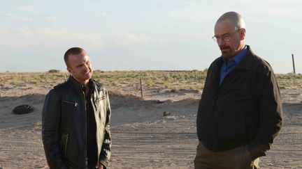 Les acteurs Aaron Paul et Bryan Cranston dans une scène de la cinquième et dernière saison de la série "Breaking Bad", diffusée en 2013. (AMC / AFP)