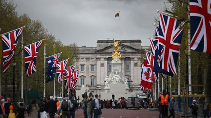 Le palais de Buckingham au bout du Mall, célèbre avenue londonienne, au Royaume-Uni, le 28 avril 2023. (DANIEL LEAL / AFP)