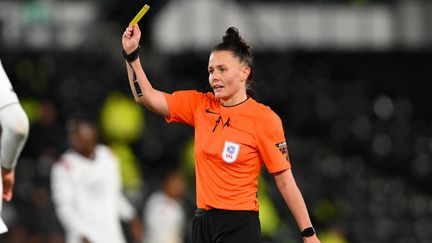 L'arbitre britannique Rebecca Welch va devenir la première femme à officier en Premier League, l'élite du foot anglais, ce samedi 23 décembre 2023. (MI NEWS / AFP)