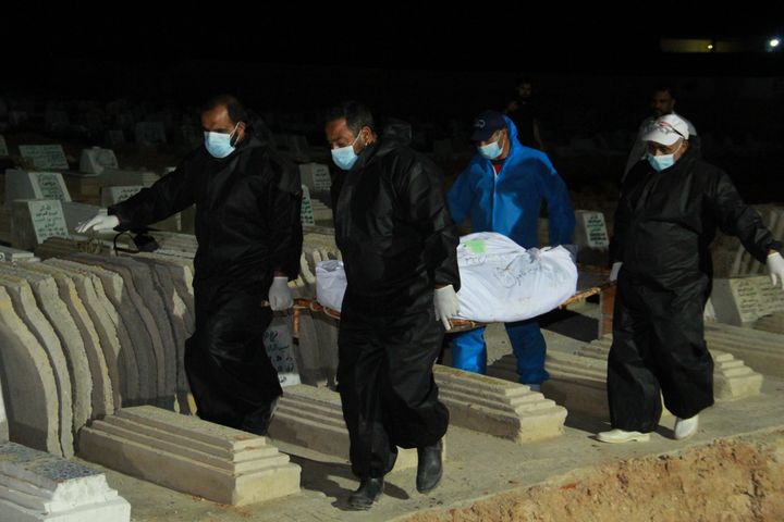 Enterrement au cimetière de Sfax des corps d’immigrants africains, morts noyés et rejetés par la mer après le naufrage de leur bateau devant l’île de Kerkennah, le 11 juin 2020. (HOUSSEM ZOUARI / AFP)