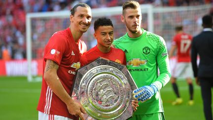 Zlatan Ibrahimovic, Jesse Lingard et David De Gea posent avec le trophée de la Community Shield. (GLYN KIRK / AFP)