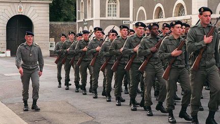 De jeunes appel&eacute;s effectuent leur premi&egrave;re marche au pas pendant les classes, &agrave; la caserne de Vincennes (Val-de-Marne), le 6 novembre 1991. (JOEL ROBINE / AFP)