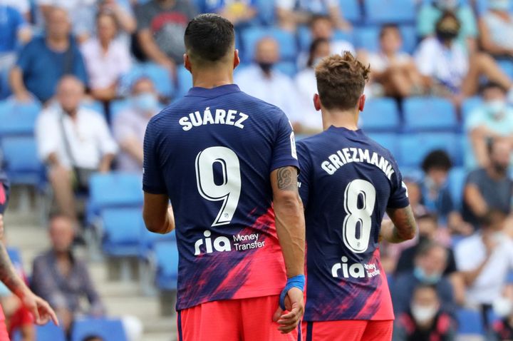 Luis Suarez et Antoine Griezmann, qui ont déjà évolué ensemble lors de la saison 2019/2020 au FC Barcelone, le 12 septembre 2021 lors de la rencontre entre&nbsp;le&nbsp;RCD Espanyol et l'Atlético de Madrid.&nbsp; (JOAN VALLS/URBANANDSPORT / NURPHOTO / AFP)