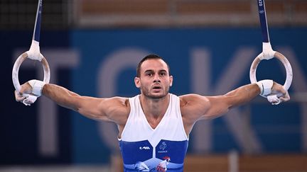 Le porte-drapeau de l'équipe de France à la cérémonie d'ouverture, Samir Aït-Saïd, lors des qualifications aux anneaux aux Jeux olympiques, le 24 juillet 2021. (LIONEL BONAVENTURE / AFP)