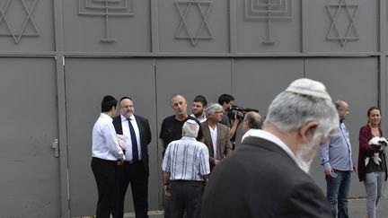 Des gens discutent devant une synagogue &agrave; Sarcelles (Val-d'Oise), le 21 juillet 2014, au lendemain de violences lors d'une manifestion en soutien &agrave; Gaza. (MIGUEL MEDINA / AFP)