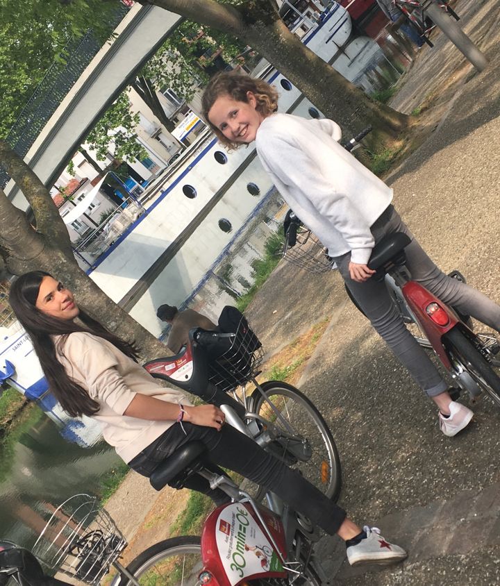 Alice et Violette, "mômes trotteuses" toulousaines au bord du canal du Midi. (INGRID POHU / FRANCEINFO / RADIO FRANCE)