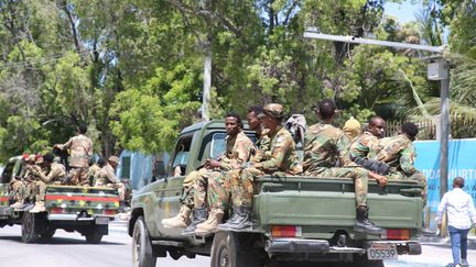 Les forces de sécurité sont déployées sur les lieux d'une attaque dans la capitale somalienne Mogadiscio, le 15 mars 2024. (ABUKAR MOHAMED MUHUDIN / ANADOLU / AFP)