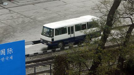 Un car près de la frontière entre la Chine et la Corée du Nord, à Dandong (Chine), le 16 octobre 2006. Photo d'illustration. (LIU JIN / AFP)