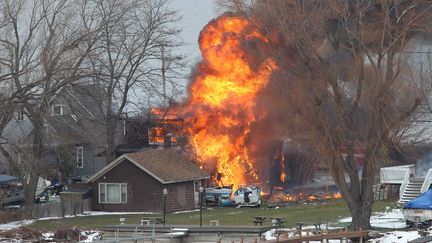 Une maison br&ucirc;le &agrave; Webster, dans l'Etat de New York (Etats-Unis), le 24 d&eacute;cembre 2012. Deux pompiers ont &eacute;t&eacute; tu&eacute;s par un forcen&eacute; et deux autres ont &eacute;t&eacute;&nbsp;gri&egrave;vement&nbsp;bless&eacute;s alors qu'ils intervenaient sur un incendie. (JAMIE GERMANO / AP / SIPA)