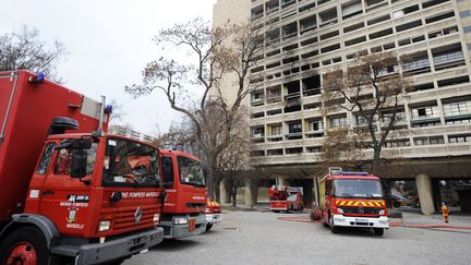 Des pompiers dans La cité radieuse, à Marseille (Bouches-du-Rhône), le 10 février 2012. (ANNE-CHRISTINE POUJOULAT / AFP)