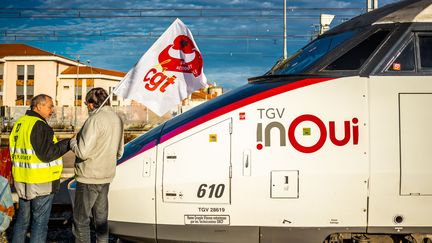 Des grévistes de la SNCF lors d'une assemblée générale à la gare de Perpignan (Pyrénées-Orientales), le 10 janvier 2020. (JC MILHET / HANS LUCAS)