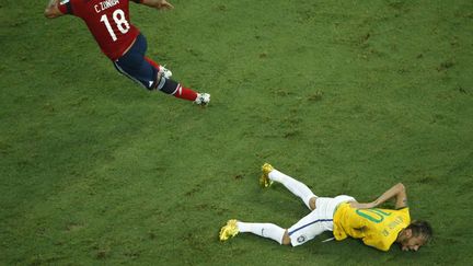 L'attaquant Neymar reste &agrave; terre apr&egrave;s un choc avec le d&eacute;fenseur colombien Juan Zuniga, le 4 juillet &agrave; Fortaleza. Le Br&eacute;silien est forfait pour le reste du tournoi et le pays sombre dans la d&eacute;prime. (FABRIZIO BENSCH / AFP)