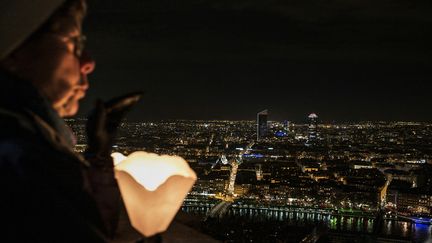 La marche au flambeau s'est achevée devant la basilique Notre Dame de Fourvière, qui domine la ville. (JEFF PACHOUD / AFP)