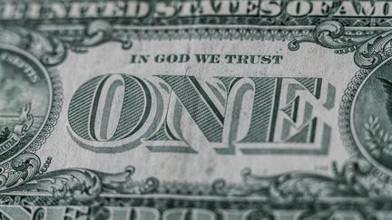 La devise nationale américaine "In god we trust" sur un billet de un dollar (illustration). (SILAS STEIN / DPA)