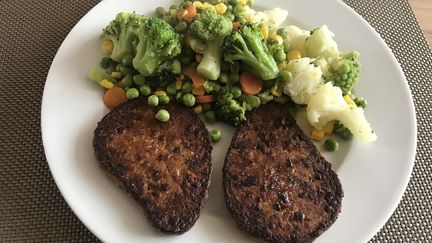 Steak végétal avec des légumes. "Si les steaks végétaux sont plutôt satisfaisants nutritionnellement parlant, on ne peut pas en dire autant sur le plan gustatif", analyse le magazine 60 Millions de consommateurs.&nbsp; (AVATARMIN / MOMENT RF / GETTY IMAGES)