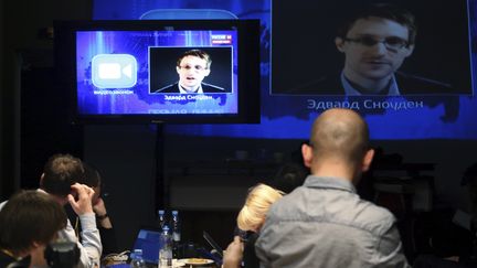 Edward Snowden interpelle Vladimir Poutine, via une vid&eacute;o,&nbsp;lors de l'&eacute;mission annuelle de questions-r&eacute;ponses du pr&eacute;sident russe, le 17 avril 2014, &agrave; Moscou&nbsp;(Russie). (SERGEI KARPUKHIN / REUTERS)