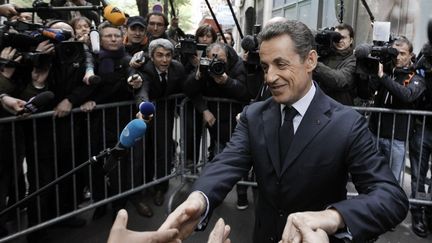 Nicolas Sarkozy devant son QG de campagne &agrave; Paris (15e), le 23 avril 2012. (KENZO TRIBOUILLARD / AFP)