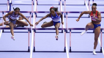 Masai Russell, Cyréna Samba-Mayela et Jasmine Camacho-Quinn en finale du 100 m haies des Jeux olympiques de Paris, le 10 août 2024 au Stade de France. (JULIEN CROSNIER / KMSP / AFP)