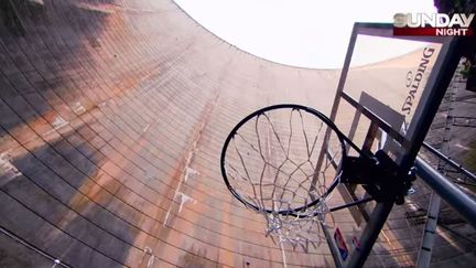 Le panier de basket-ball sous le barrage de Gordon en&nbsp;Tasmanie (Australie), juin 2015 (HOW RIDICULOUS / YOUTUBE )