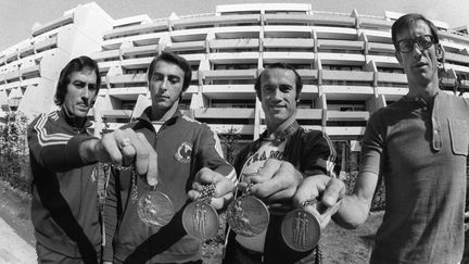 Jean-Claude Magnan (le troisième en partant de la gauche) en compagnie de ses coéquipiers&nbsp;Bernard Talvard, Christian Noel et&nbsp;Daniel Revenu posent devant le village olympique de Munich, le 3 septembre 1972, avec leur médaille de bronze obtenue au fleuret par équipes. (AFP)