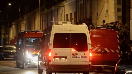 Des gendarmes et des pompiers participent au dispositif de recherche d'une adolescente de 17 ans qui a disparu et sera finalement retrouvée vivante, le 9 novembre 2021 à Sablé-sur-Sarthe, à une dizaine de kilomètres de son domicile. (JEAN-FRANCOIS MONIER / AFP)