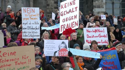 Des femmes et des hommes manifestent contre le sexisme et le racisme, à Cologne (Allemagne), le 9 janvier 2016. (MESUT ZEYREK / ANADOLU AGENCY / AFP)