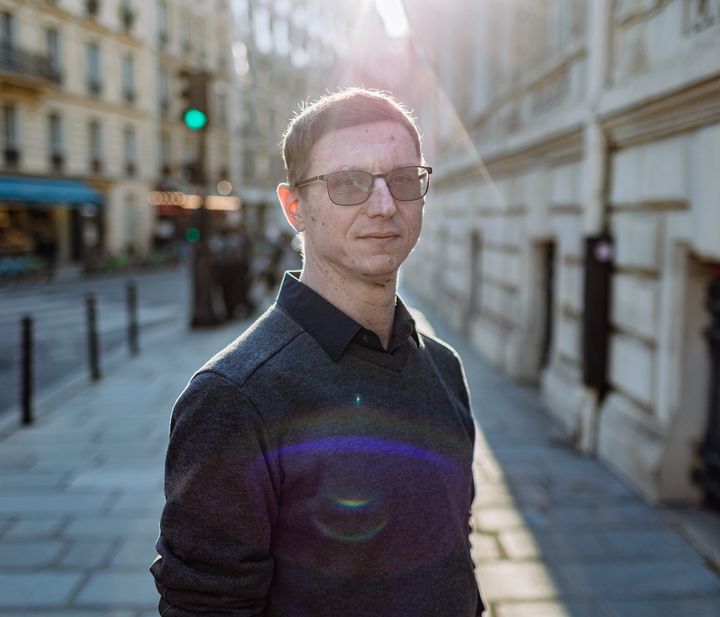 Guillaume Brouillet pose à Paris, le 23 mars 2022. (PIERRE MOREL / FRANCEINFO)