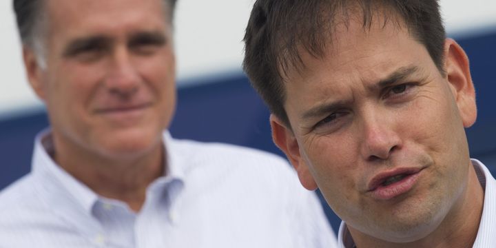 Le candidat républicain Mitt Romney et le sénateur républicain Marco Rubio à Miami, en Floride, le 14 août 2012. (AFP PHOTO / SAUL LOEB)