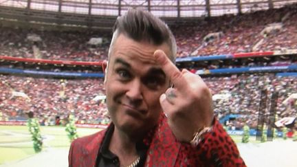 A l'issue de sa représentation lors de la cérémonie d'ouverture de la Coupe du monde, le chanteur britannique Robbie Williams adresse un message poètique&nbsp;au monde entier, le 14 juin à Moscou. (CAPTURE D'ECRAN TWITTER)