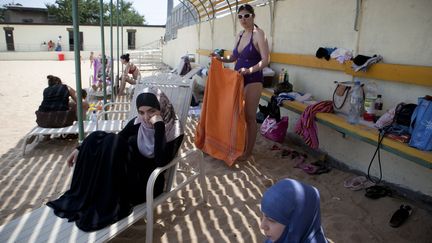 Des jeunes femmes passent leur après-midi à la piscine publique de Makhatchkala, capitale du Daghstan, en 2012. (REUTERS/Maria Turchenkova)