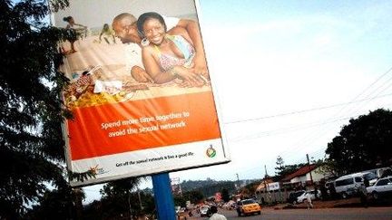 Une campagne d'affichage, en 2011 à Kampala, préconise la fidélité conjugale pour lutter contre le sida. (AFP/Marc Hoffer)