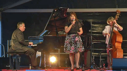 Le pianiste de jazz Philippe Duchemin et la chanteuse américaine Leslie Lewis sur la scène de "Jazz à l'Amirauté", le 18 juillet 2017
 (Culturebox / Capture d&#039;écran)