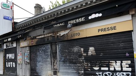 Un tabac incendié à Talence, en Gironde, lors des violences urbaines liées à la mort de Nahel, le 1er juillet 2023. (ROMAIN PERROCHEAU / AFP)