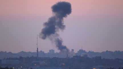 Les soirs se suivent et commencent &agrave; se ressembler : de la fum&eacute;e s'&eacute;l&egrave;ve dans le ciel apr&egrave;s une attaque isra&eacute;lienne dans le nord de la bande de Gaza, jeudi 15 novembre 2012. (RONEN ZVULUN / REUTERS)