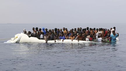 au large de la Libye, a déclaré à l'AFP un porte-parole de l'Organisation internationale pour les migrations. Selon le récit de quatre survivants, quelque 130 migrants, dont beaucoup de Soudanais, avaient embarqué le 15 juin 2017 en Libye à bord d'un canot pneumatique qui a fait naufrage au bout de quelques heures de navigation. Seuls deux Soudanais et deux Nigérians ont pu être récupérés sains et saufs par des pêcheurs libyens. Quelques heures après leur départ depuis les côtes libyennes, leur canot pneumatique a été intercepté par des trafiquants qui ont dérobé le moteur de l'embarcation. (ABDULLAH ELGAMOUDI / AFP )