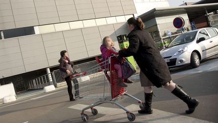 Partout en France, des mères ou des pères seuls avec enfants sont rejetés des magasins ou disent être victimes de propos insultants ou intimidants. (VINCENT ISORE / MAXPPP)